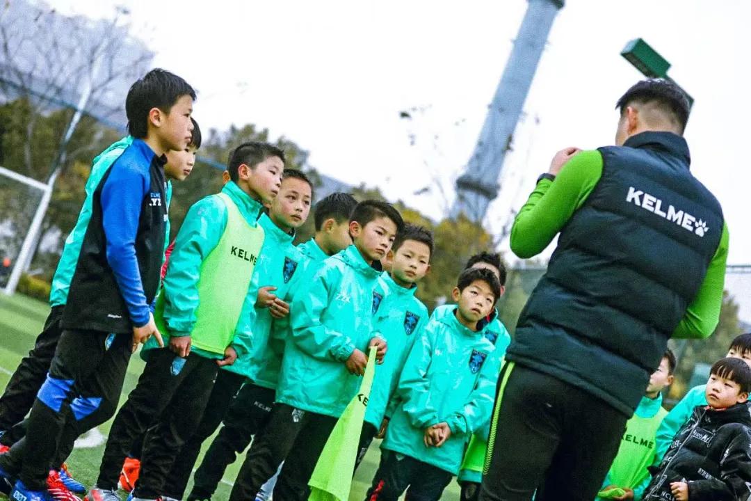 绿茵小课堂|坚持踢球，你的人生或许是这样的......