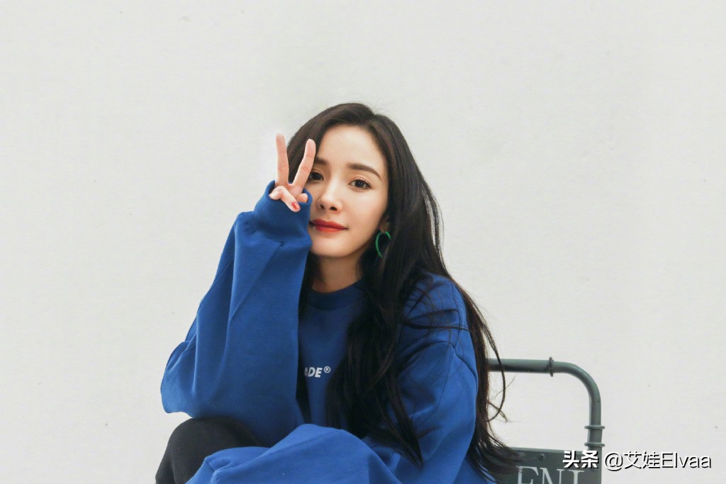 杨幂身穿一袭黑色高开叉礼服,杨幂身穿黑色短版西装红蓝格