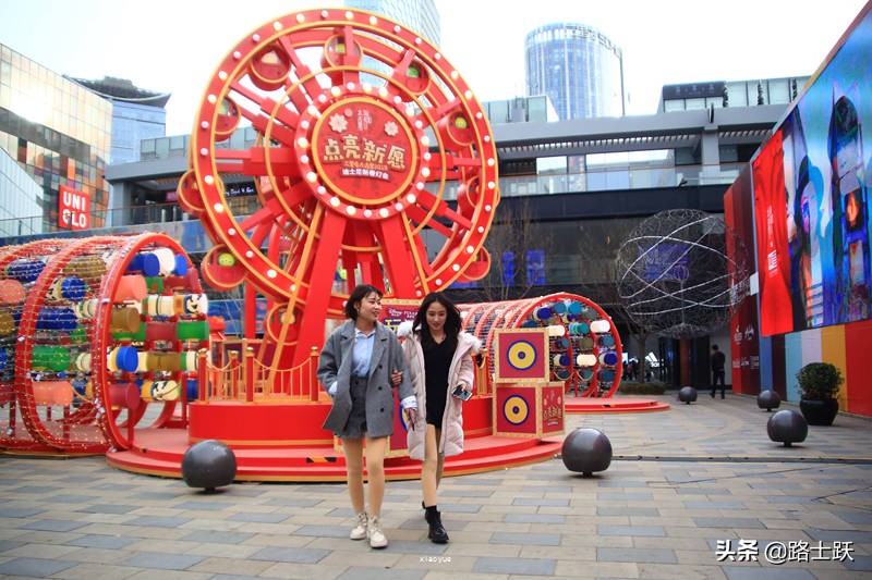 上海迪士尼2022烟花秀点亮新一年,北京三里屯迪士尼灯会