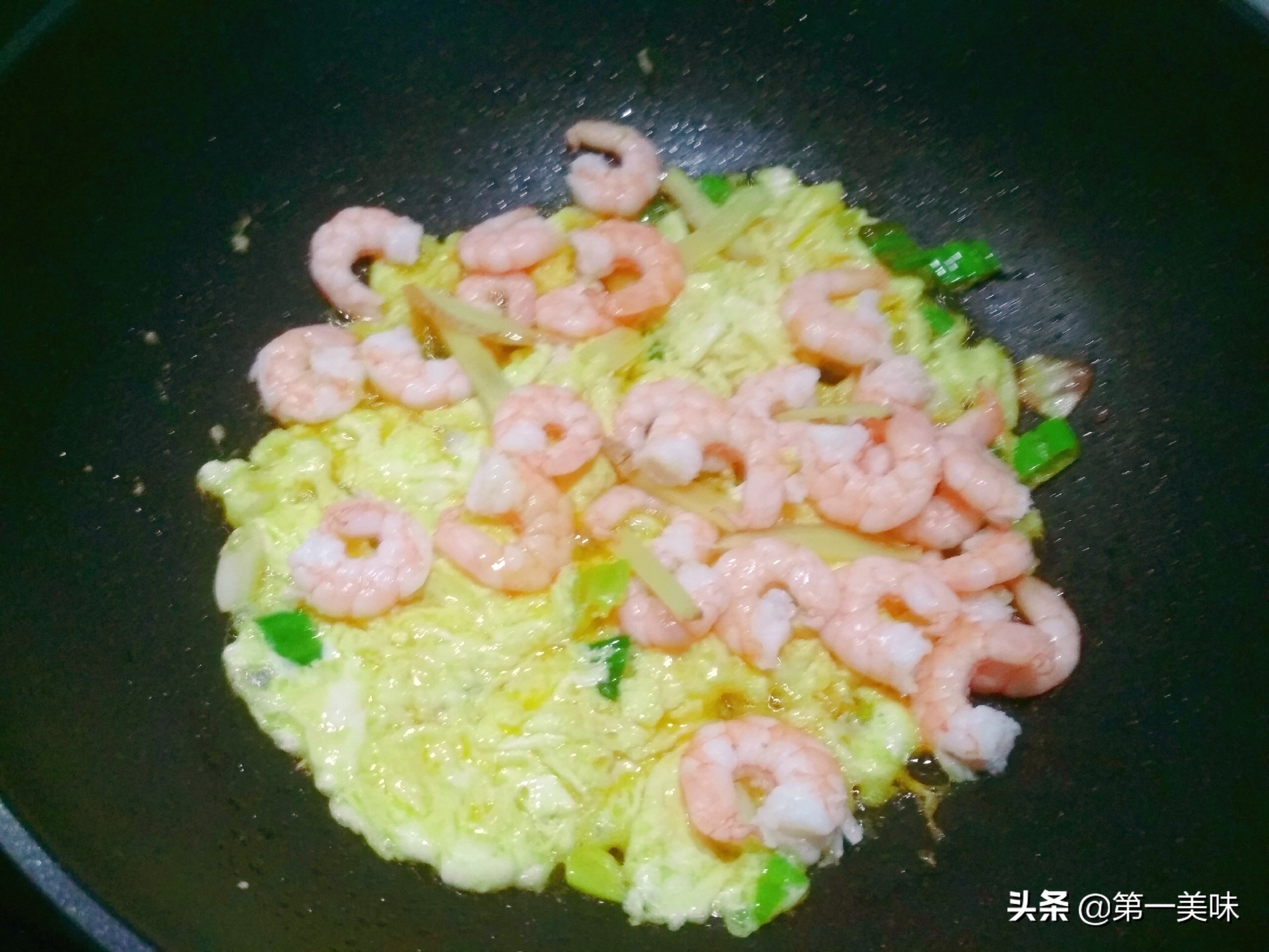 大厨教你虾仁滑蛋,滑蛋虾仁鸡蛋细嫩有诀窍