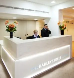 疫情肆虐，穷人无处可逃，富人们订私人飞机，请私人医生检测