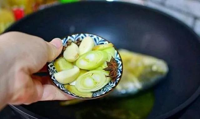 刺鲳鱼的红烧做法,红烧海鲳鱼怎么做好吃又简单视频