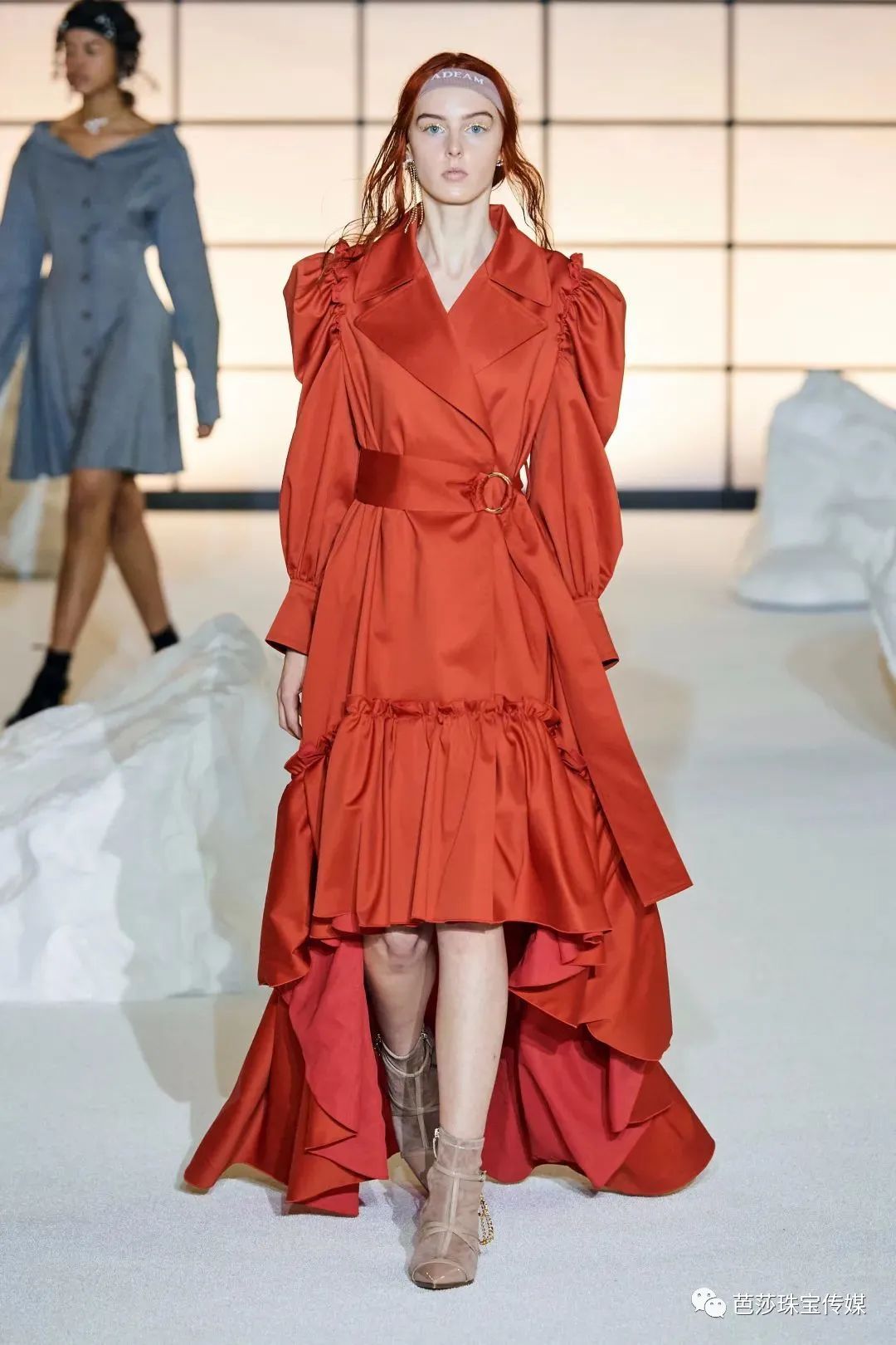 整天研究无聊的穿搭,一天到晚研究穿搭