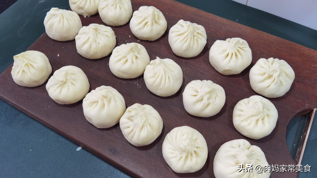 怎样蒸包子才能暄软蓬松不塌皮,图文讲解在家轻松蒸包子的方法