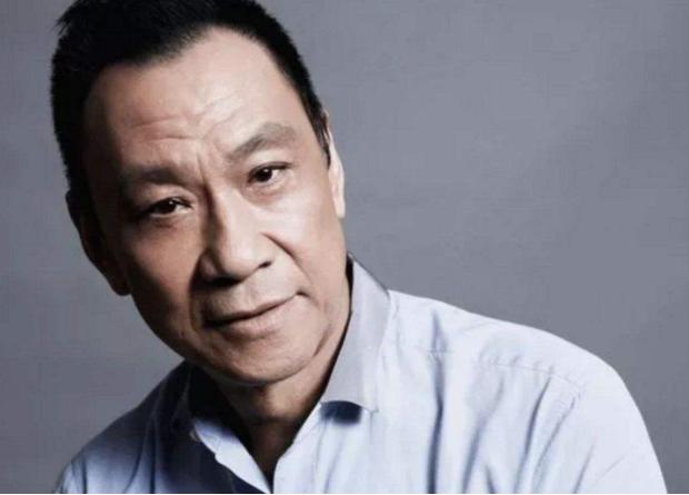 他是中国电影“最佳男配”，62岁才走红，65岁与妻子离婚单身至今