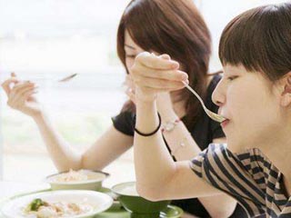 生完孩子天天吃肉,生完孩子第一餐可以吃鸡粥吗