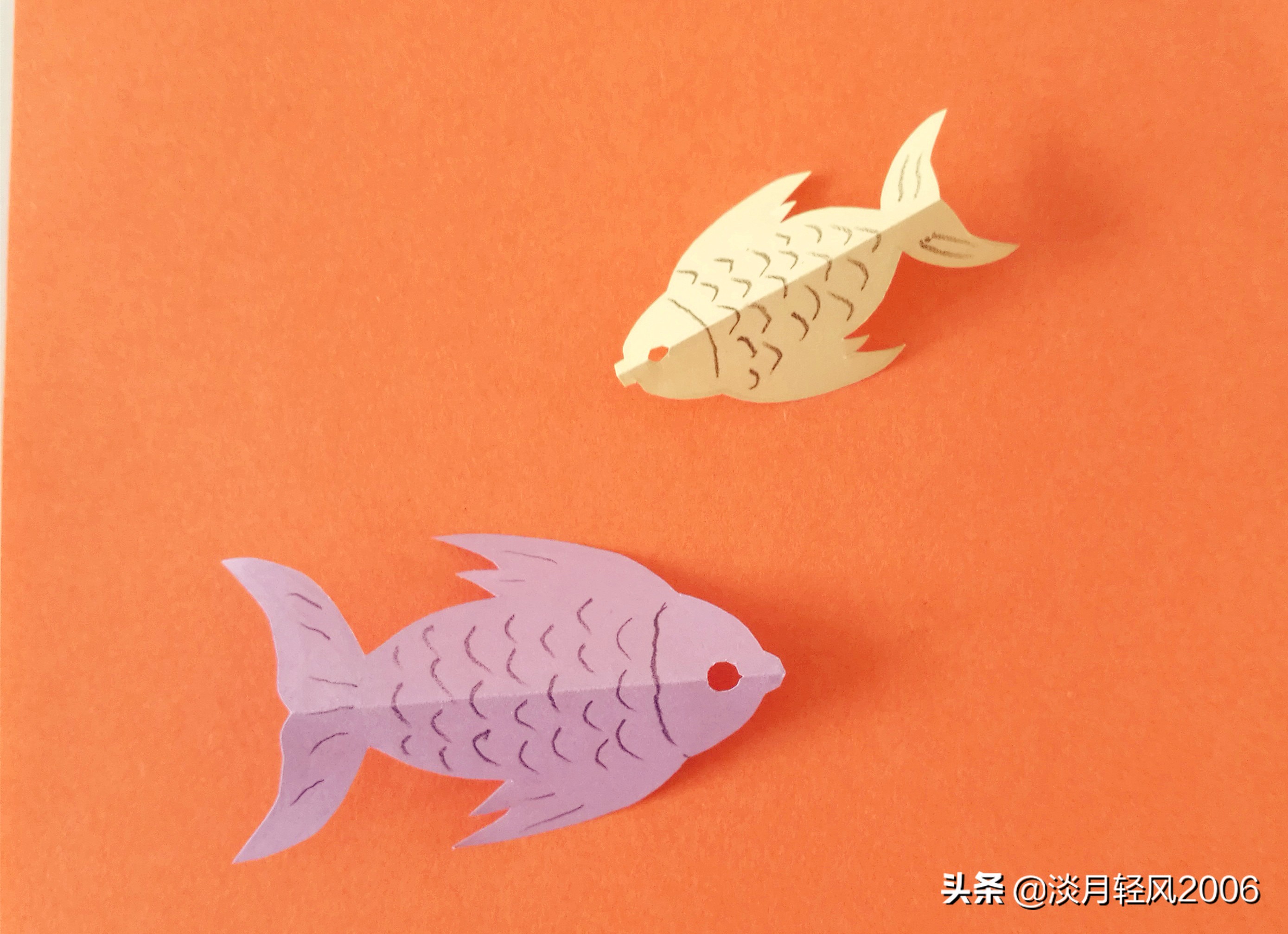 用彩纸制作出一只可爱的小鱼,橡皮泥做的小鱼放彩纸上怎么做