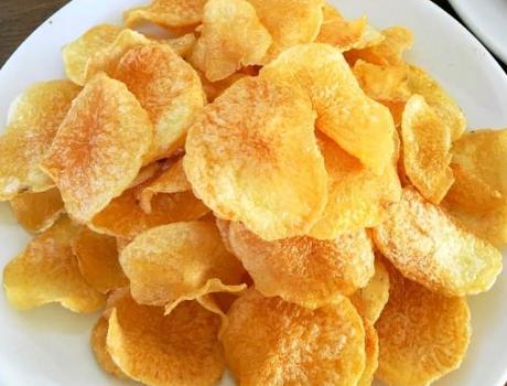 炸薯片时，别直接下锅炸，多加1个步骤，薯片薄又脆，比锅巴好吃