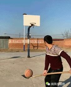 三个傻子跟我一块踢球gif,和两傻子在一起踢球gif