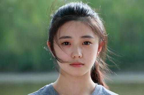 周冬雨28岁就有接班人?新谋女郎刘浩存资源顶配,背景不简单