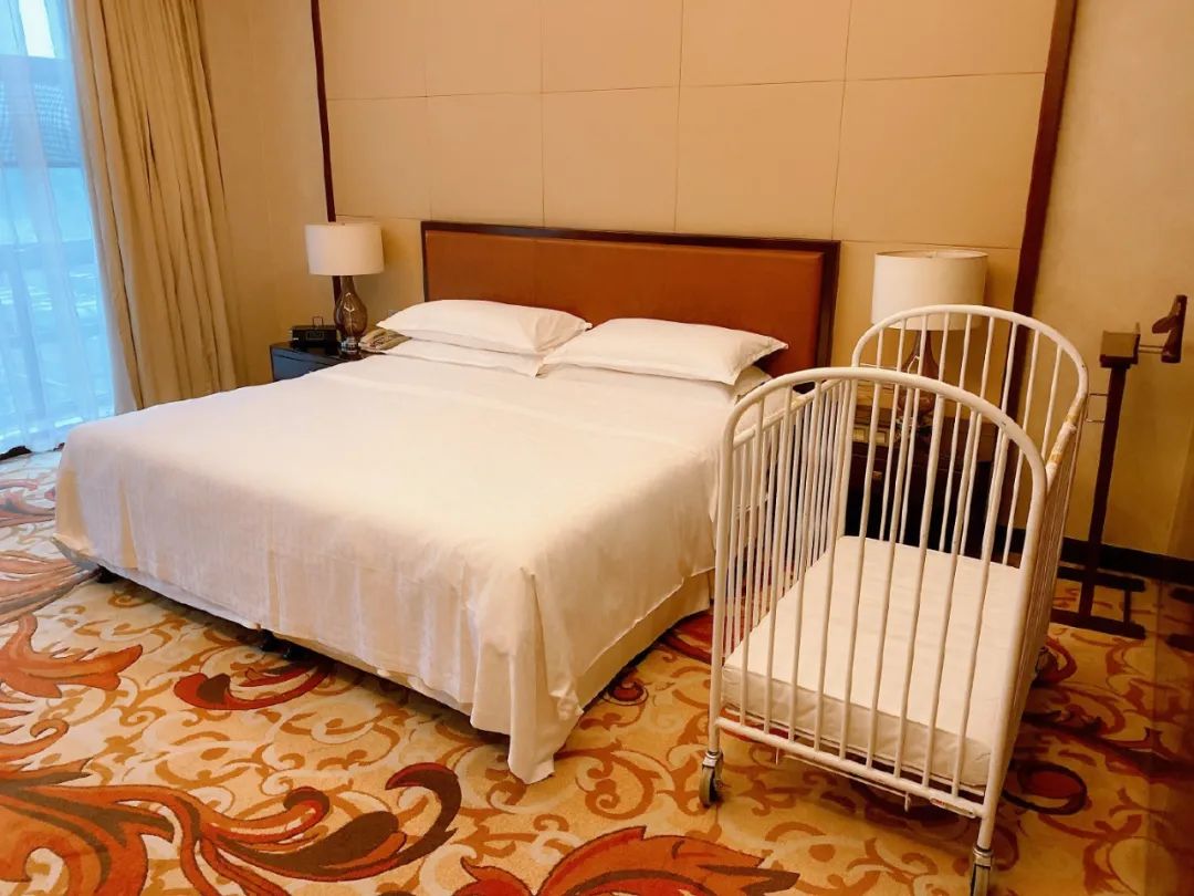 因为我不到三岁,酒店“逼”我打地铺睡