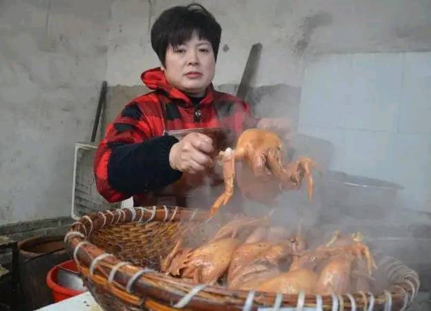 70后大妈坚持做烧鸡20年，在当地成为一绝，一天要卖800只