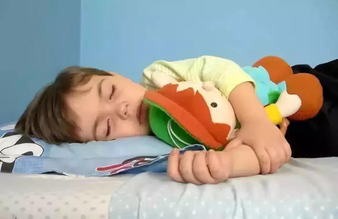 孩子老是喜欢赖床迟到怎么办,孩子赖床上学迟到怎么办