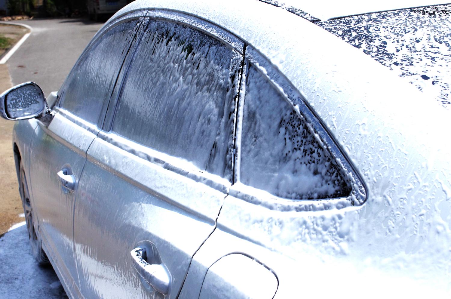 汽车布座椅有污渍怎么清洗,白色汽车上有黑色污渍怎么清洗