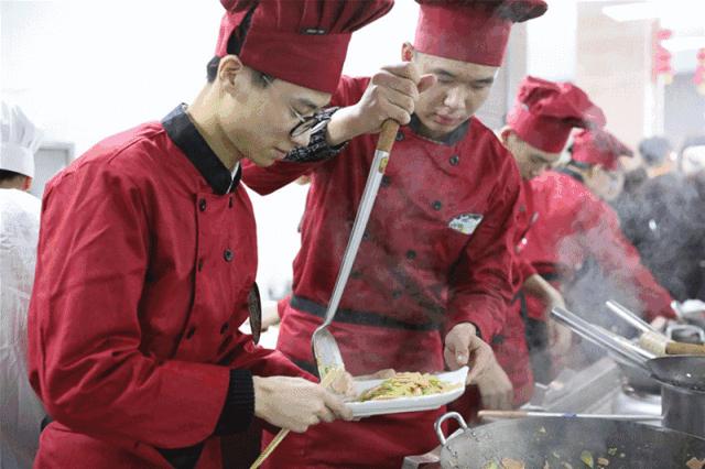 千人晚宴、体育狂欢、明星路演……玩转校园文化，尽享大学魅力！