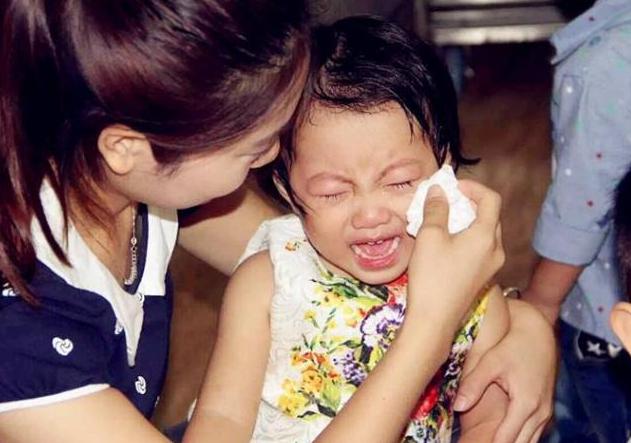 2岁宝宝受惊吓后,婆婆的操作获医生夸赞,让儿媳心服口服