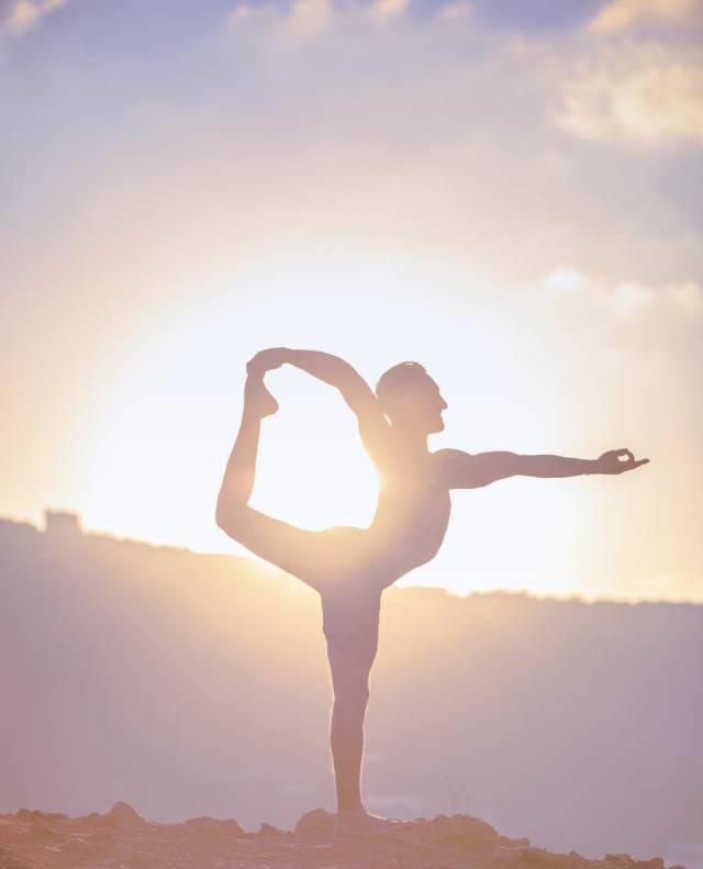 男士瑜伽展示力量,男士练瑜伽帅呆了