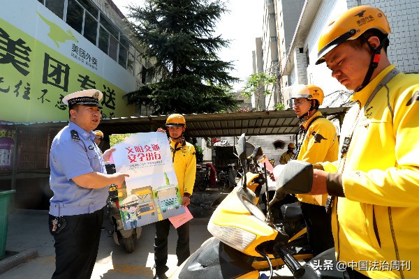 交警给快递小哥送餐,交警为外卖小哥送外卖