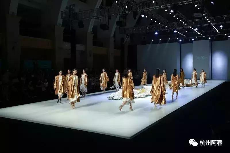 超百图再现2018年服装圈内那三十道靓丽风景……