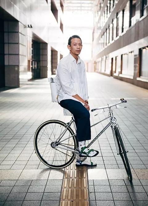 拖鞋才是夏日街头最靓的仔,时代少年团穿拖鞋要不要穿袜子