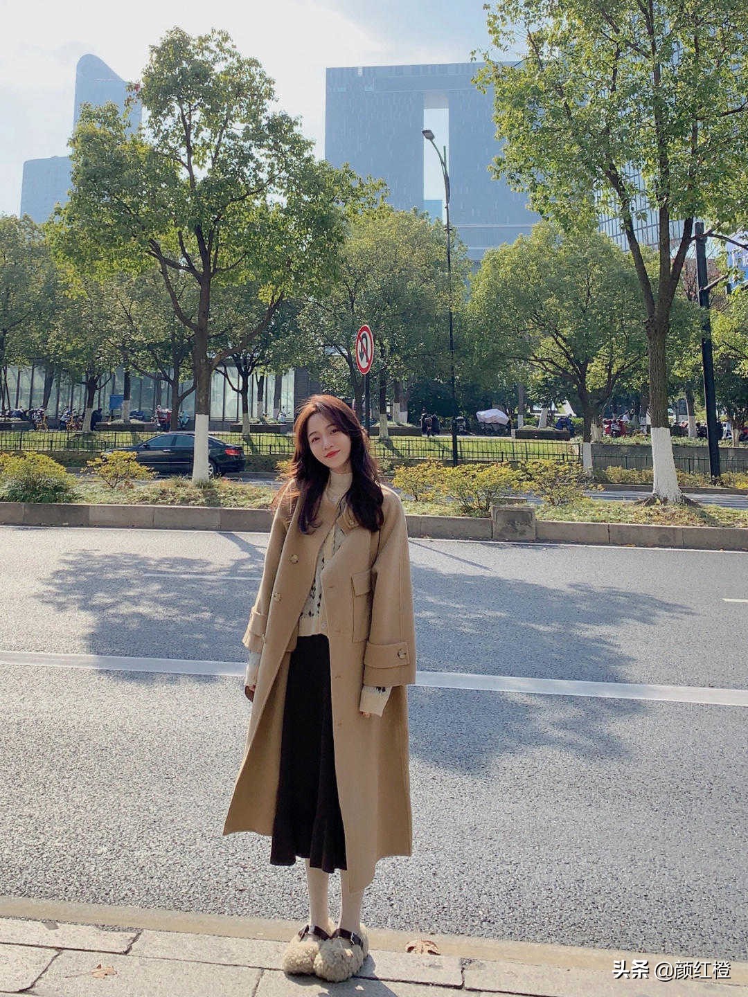 棕色大衣和蓝色牛仔裤搭配吗,冬季深棕色大衣穿什么裤子