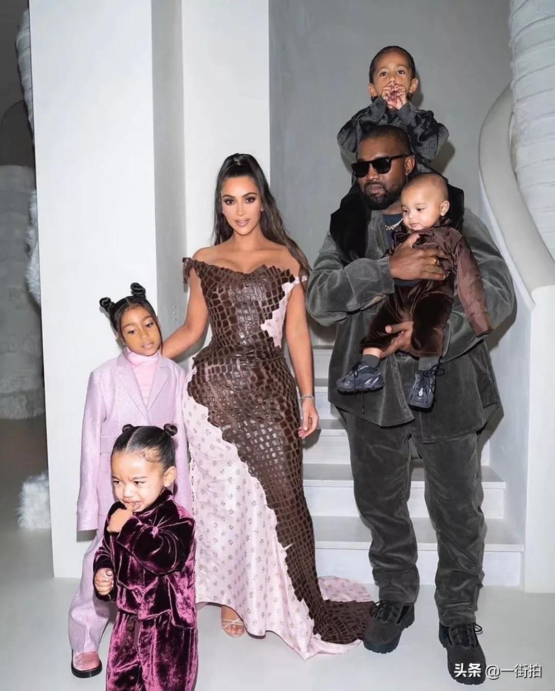 金卡戴珊背装秀,金卡戴珊纽约时装周看秀