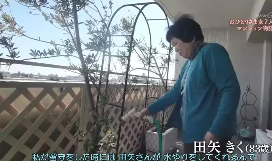 一辈子没结婚，7个单身女人买房同居10年，80岁了还染发.......