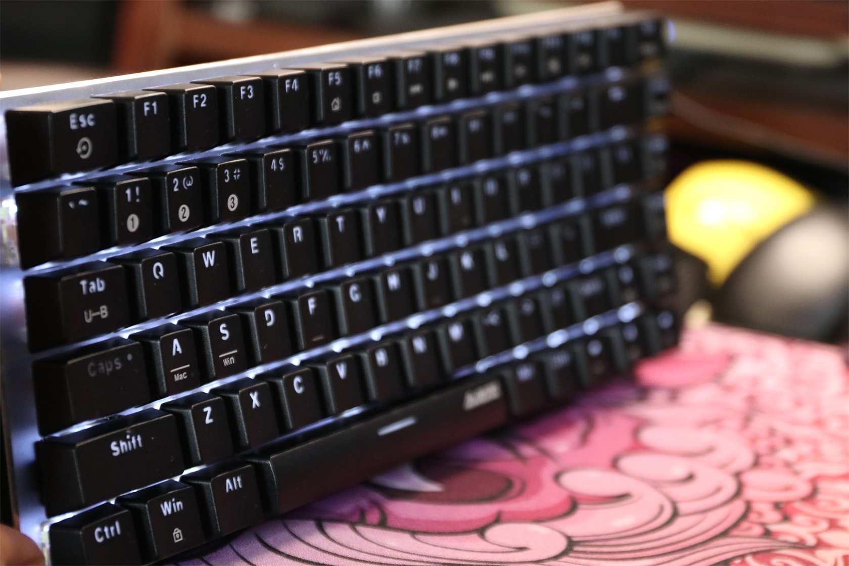 那款好用的小键盘终于出无线款了黑爵AK33分享