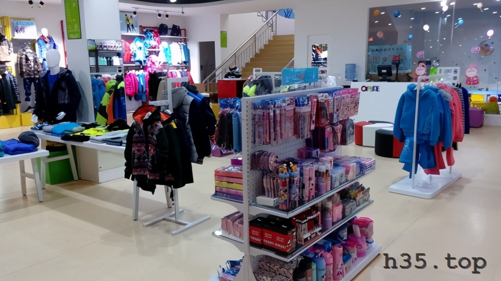 最新童装店双门头装修效果图,童装店怎么装修才有顾客