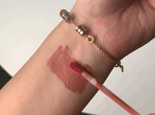 生长于戏精家族，靠整容，卖口红，成为福布斯最年轻的富婆