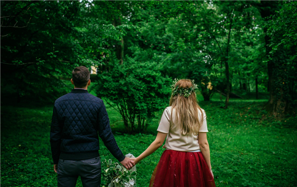 凤凰男作死给前任发请帖,结果被前任大闹婚礼,气得新娘当场退婚