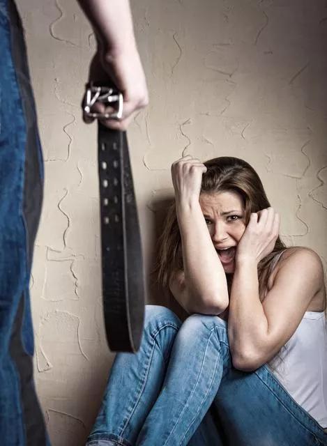 女记者被家暴成“另一个拉姆”,值得同情吗?要远离这几种男人