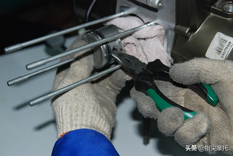 摩托车烧机油排气管冒烟怎么回事,摩托车烧机油冒白烟怎么办