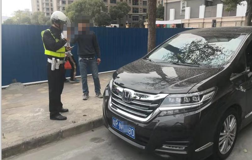 长沙保时捷停车被堵,长沙保时捷被扣