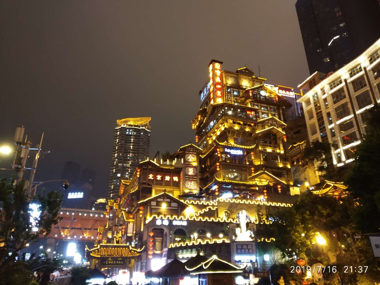 解放碑大礼堂到洪崖洞步行怎么走,洪崖洞大礼堂李子坝