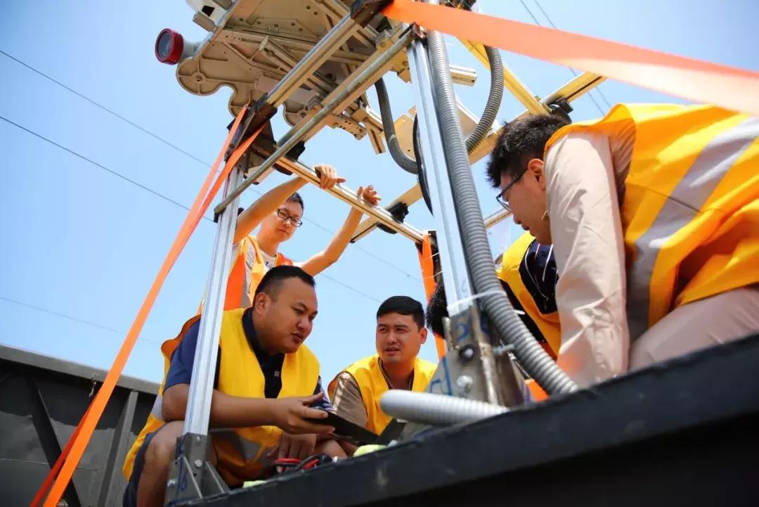 大半夜的“睁一只眼闭一只眼”，这些人在干嘛？