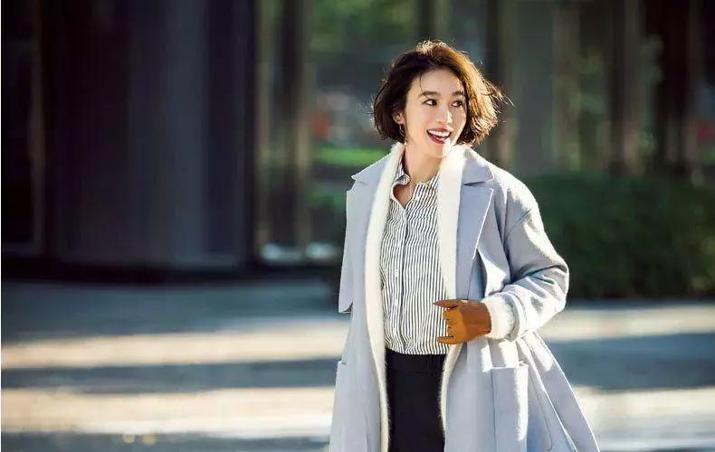 姑娘，你穿彩色大衣真好看！