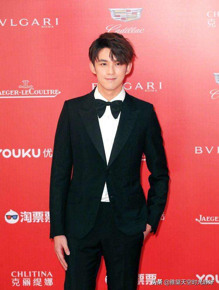 痞帅风男明星壁纸黑色,黑色西装壁纸