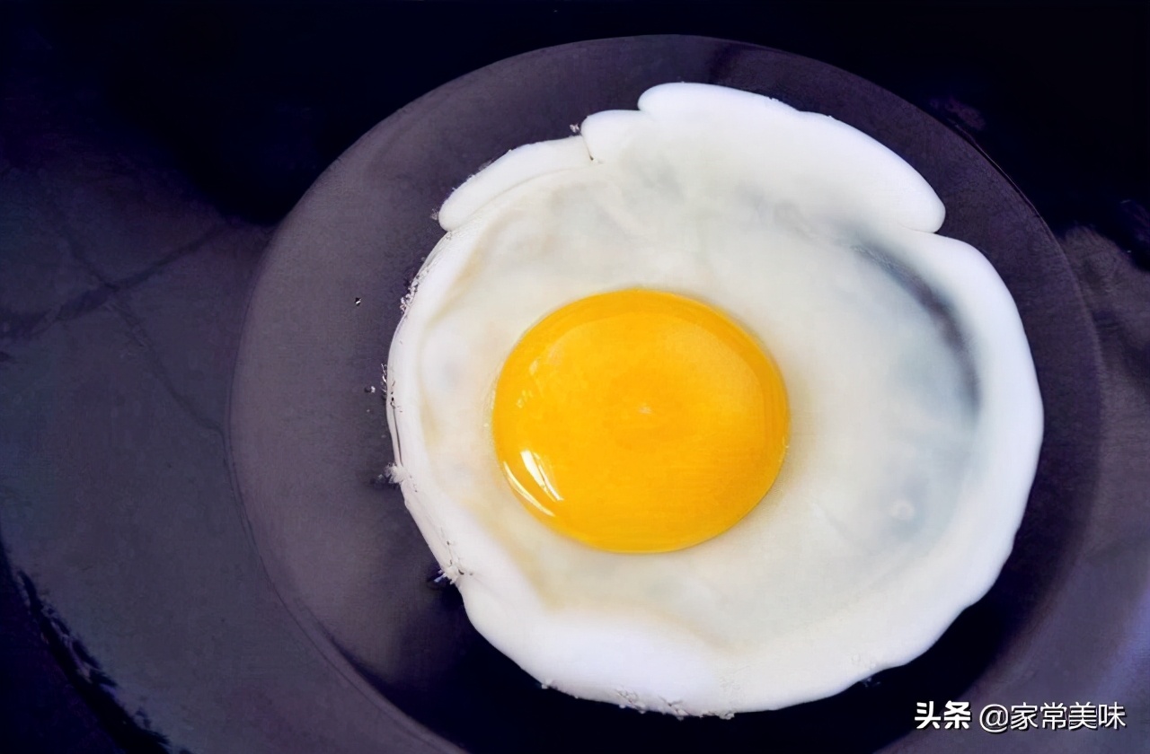 煎鸡蛋先放酱油,煎鸡蛋先放油还是先放鸡蛋