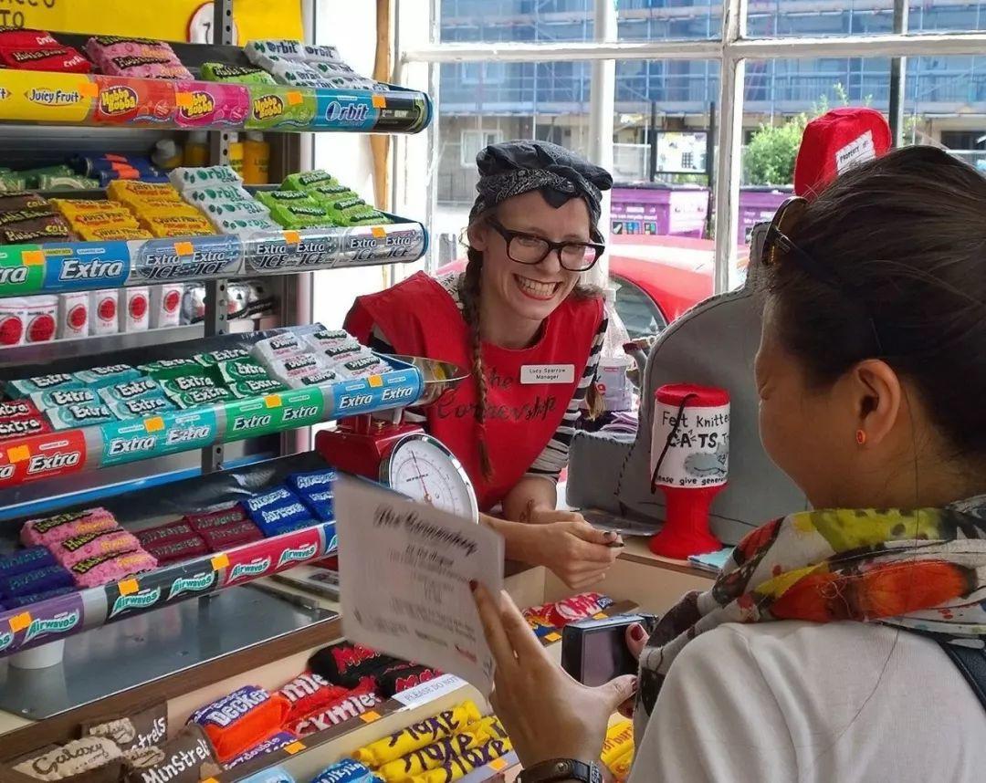 艺术家用一块布打造便利店、情趣用品店...生意却异常火爆