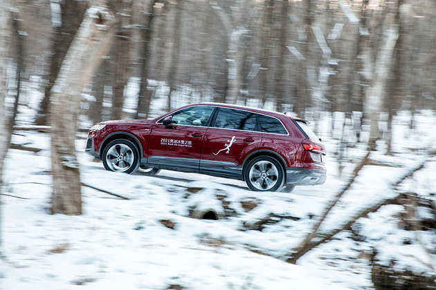 冰面爬坡a4,奥迪a4l四驱加速比赛