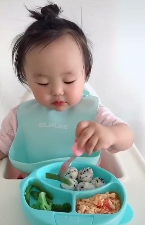 2岁宝宝每天吃饭都要喂好不好,2岁宝宝每餐只吃一点点饭