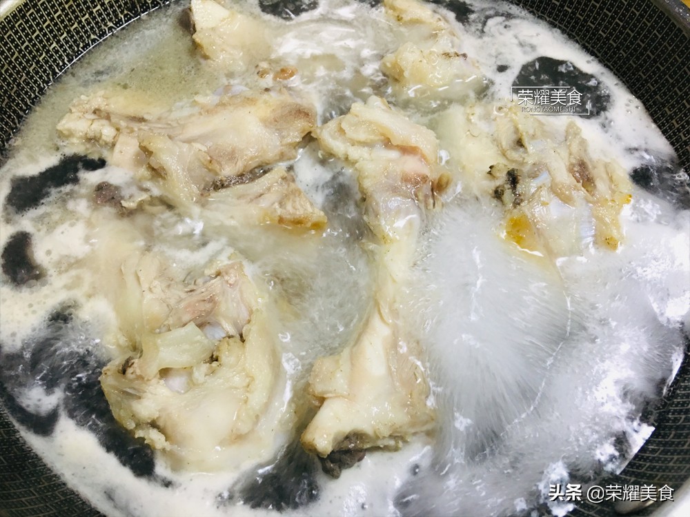 煮骨头汤为什么一直有浮沫,炖骨头汤为什么浑浊