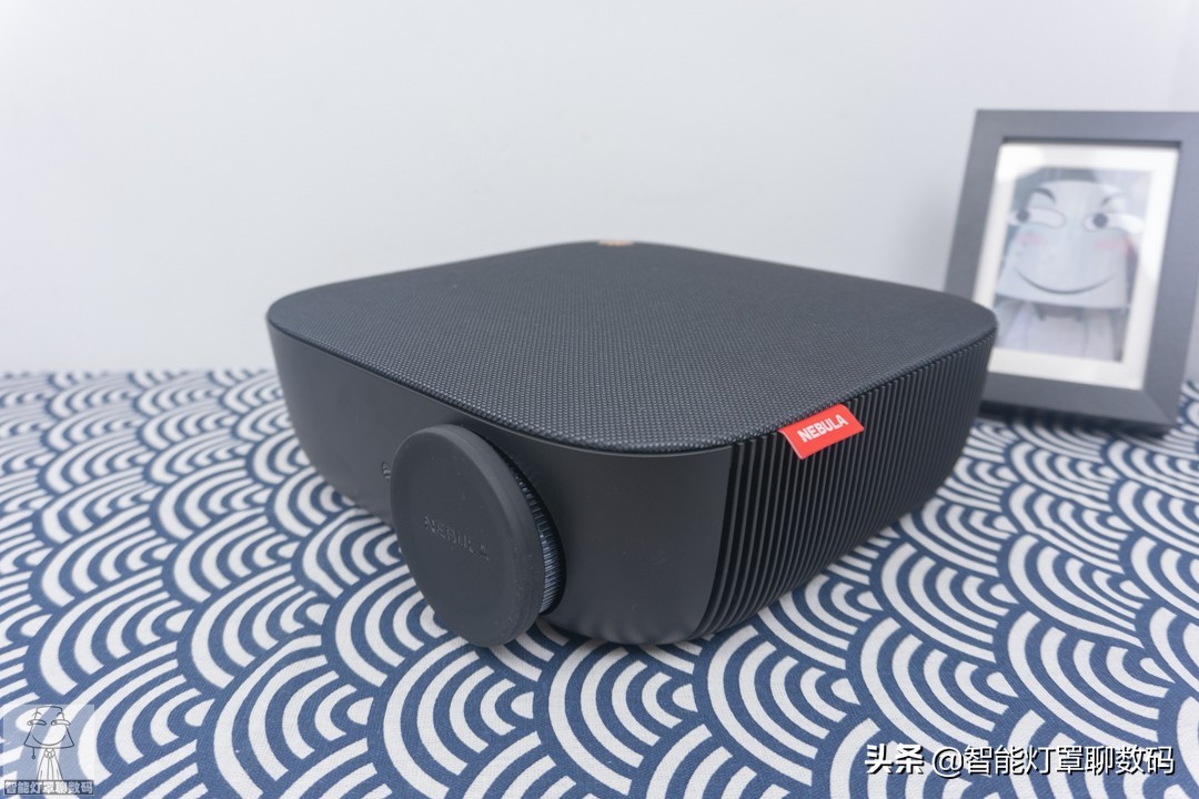 深圳小伙的快乐出租屋（上）：千元1080P投影+头戴蓝牙耳机