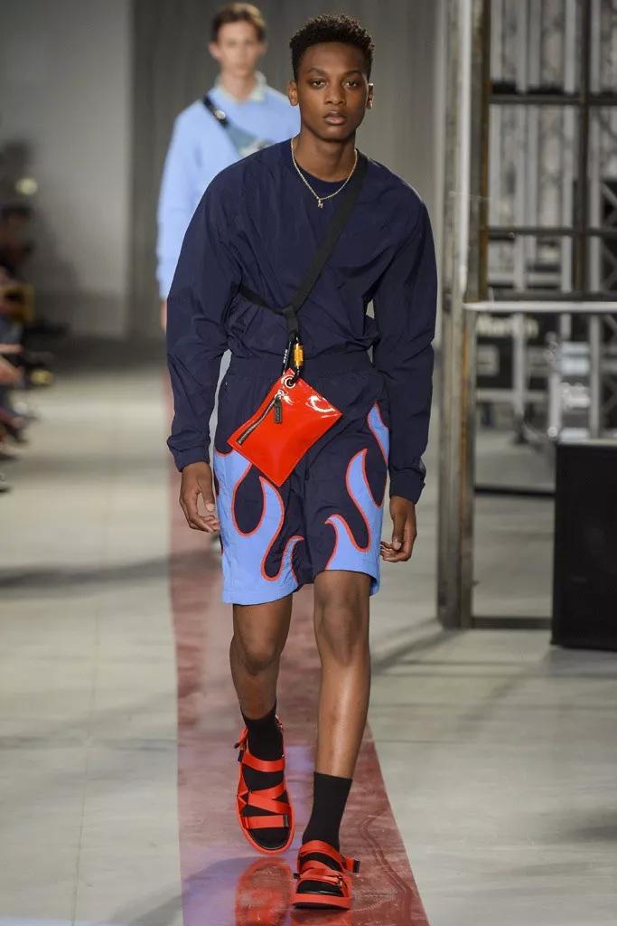 拖鞋才是夏日街头最靓的仔,时代少年团穿拖鞋要不要穿袜子