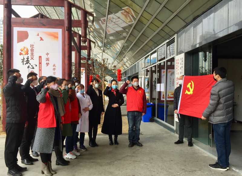 党旗飘扬社区疫情防控工作,党旗红齐心协力战疫情