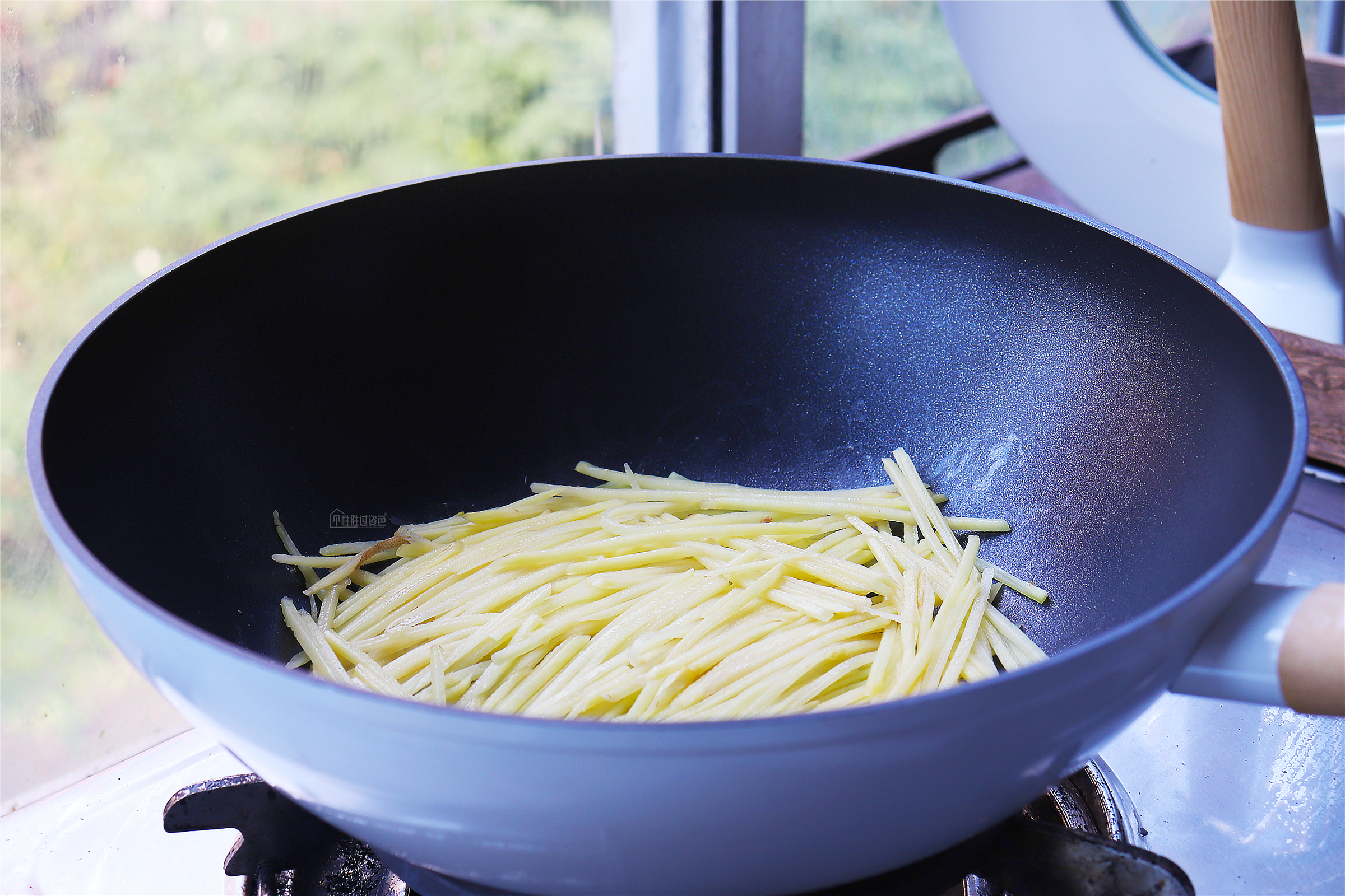 做土豆饼加鸡蛋做法,土豆饼怎样做才能酥脆