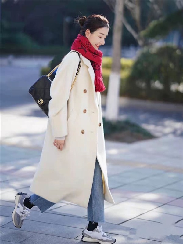 黑色大衣牛仔裤穿搭高级感经典款,修身牛仔裤配大衣的最佳搭配