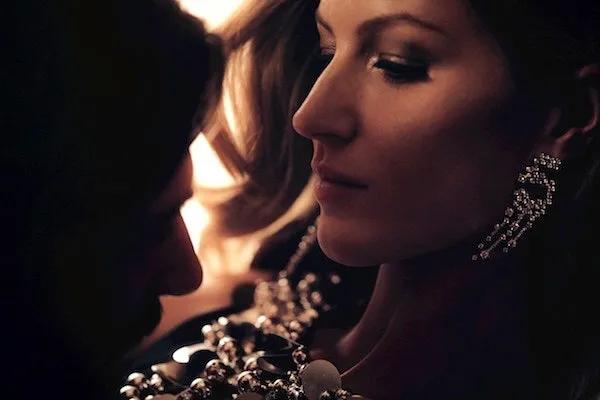 拥有五号香水的女人将会被爱眷顾TobeNo.5woman,tobeloved