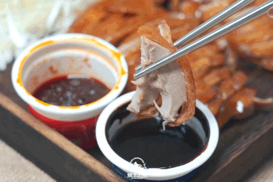 烤鸭最酥的一块鸭皮酥到了极点,味道纯正的烤鸭肉质鲜嫩